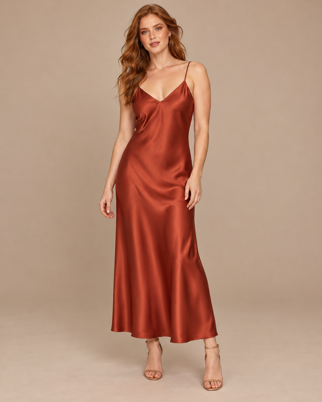 ROBE LONGUE SATINÉE À BRETELLES