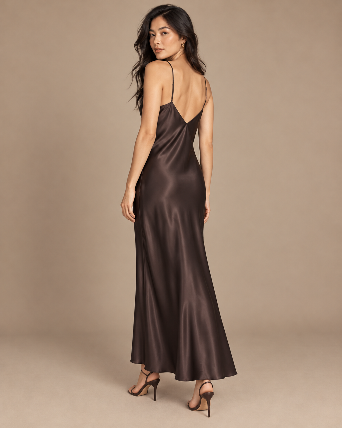 ROBE LONGUE SATINÉE À BRETELLES