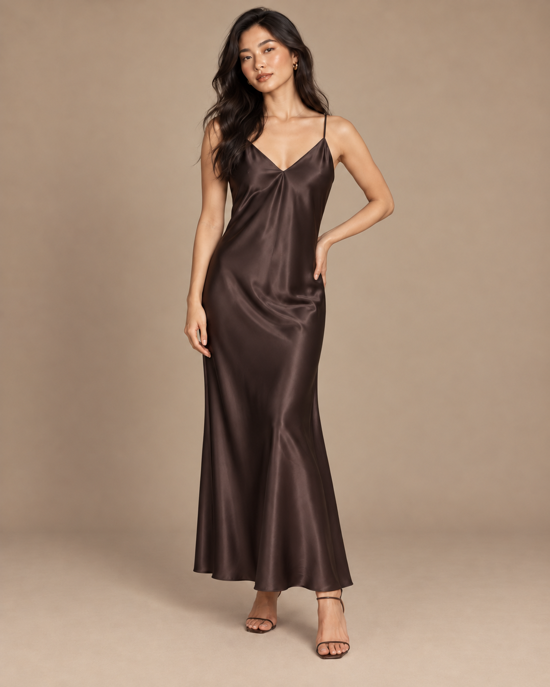 ROBE LONGUE SATINÉE À BRETELLES