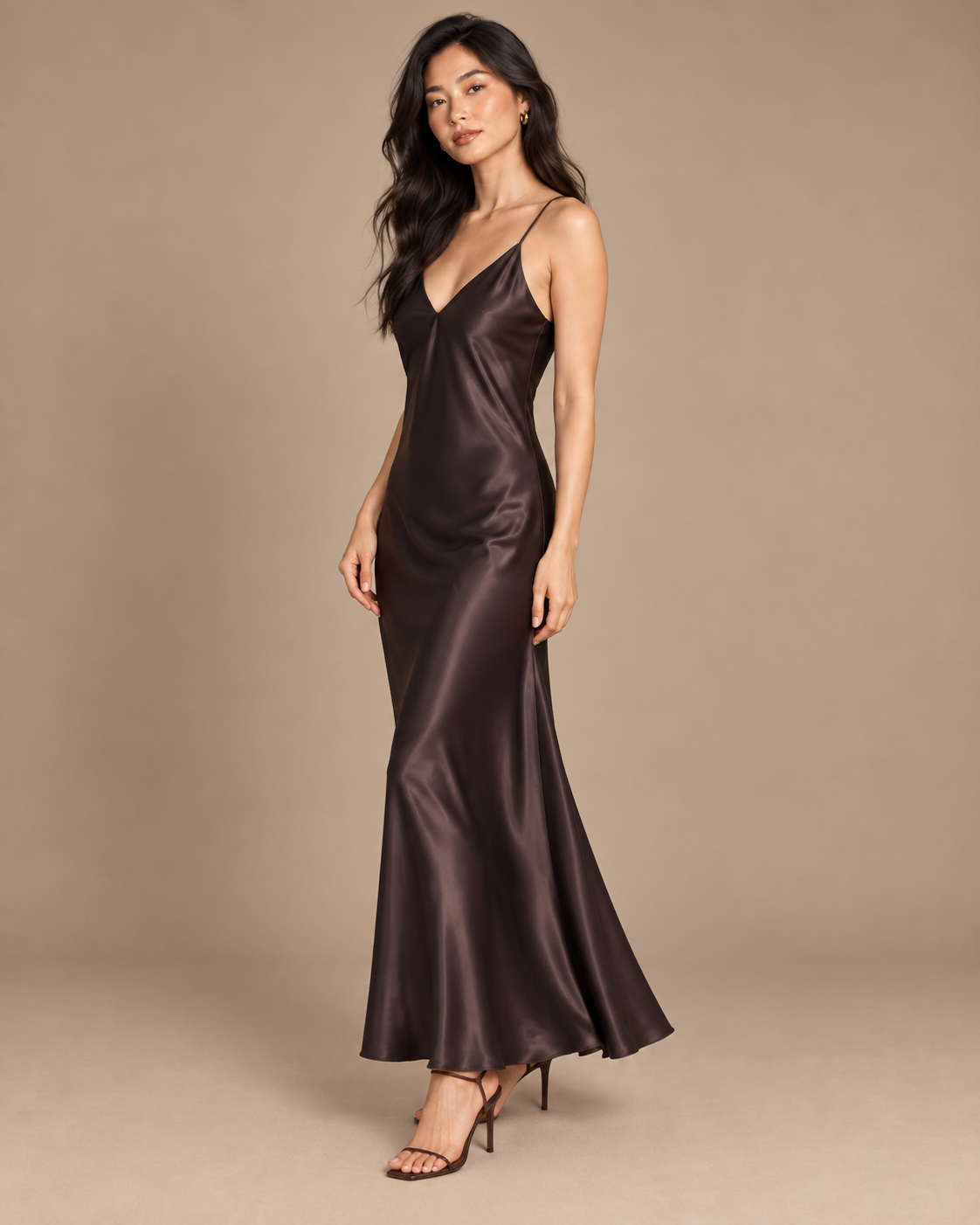 ROBE LONGUE SATINÉE À BRETELLES